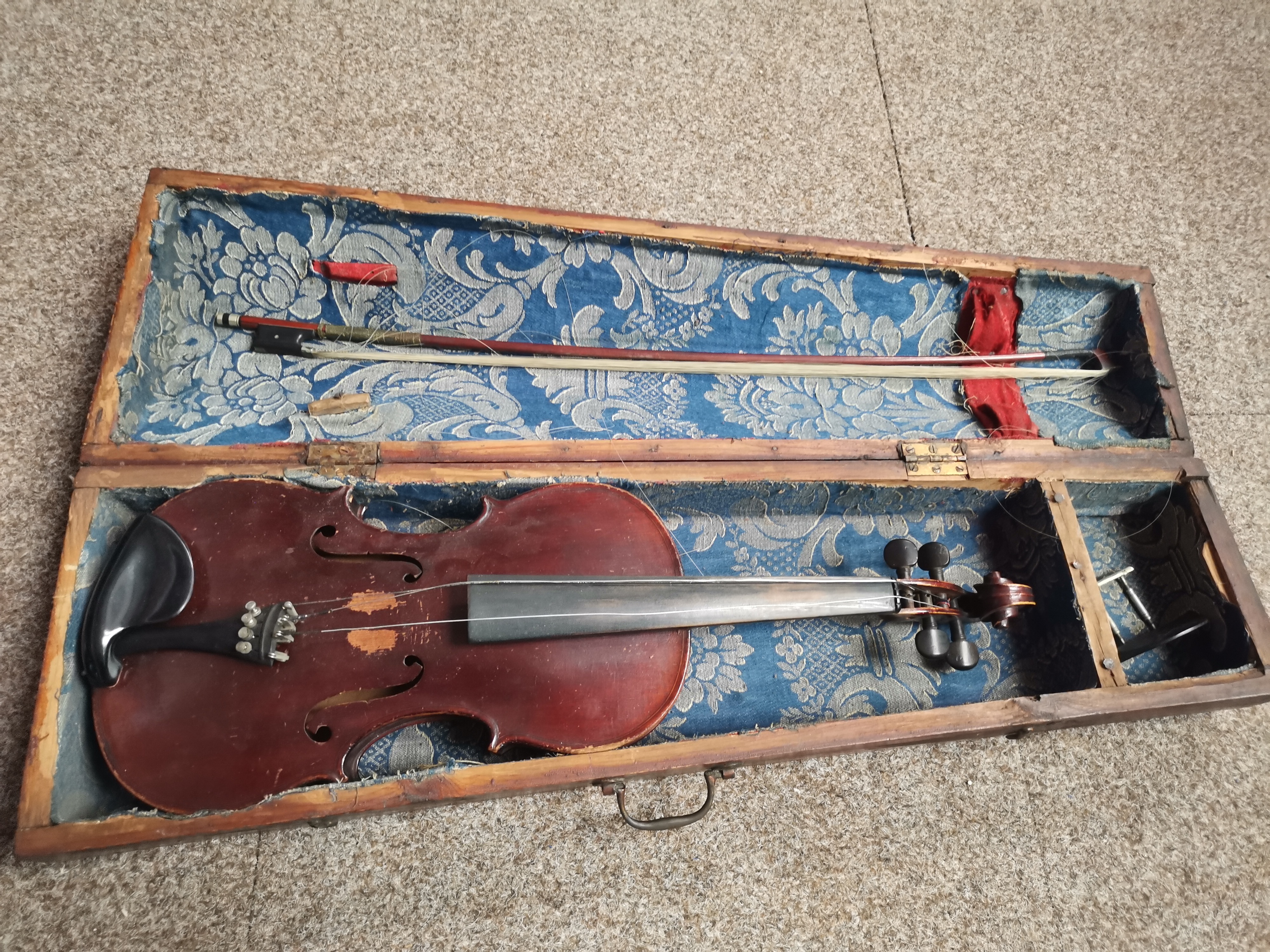 A vintage full (4/4) size violin and bow, in wooden case, plus Gnome Universal Alpha light - Image 4 of 12