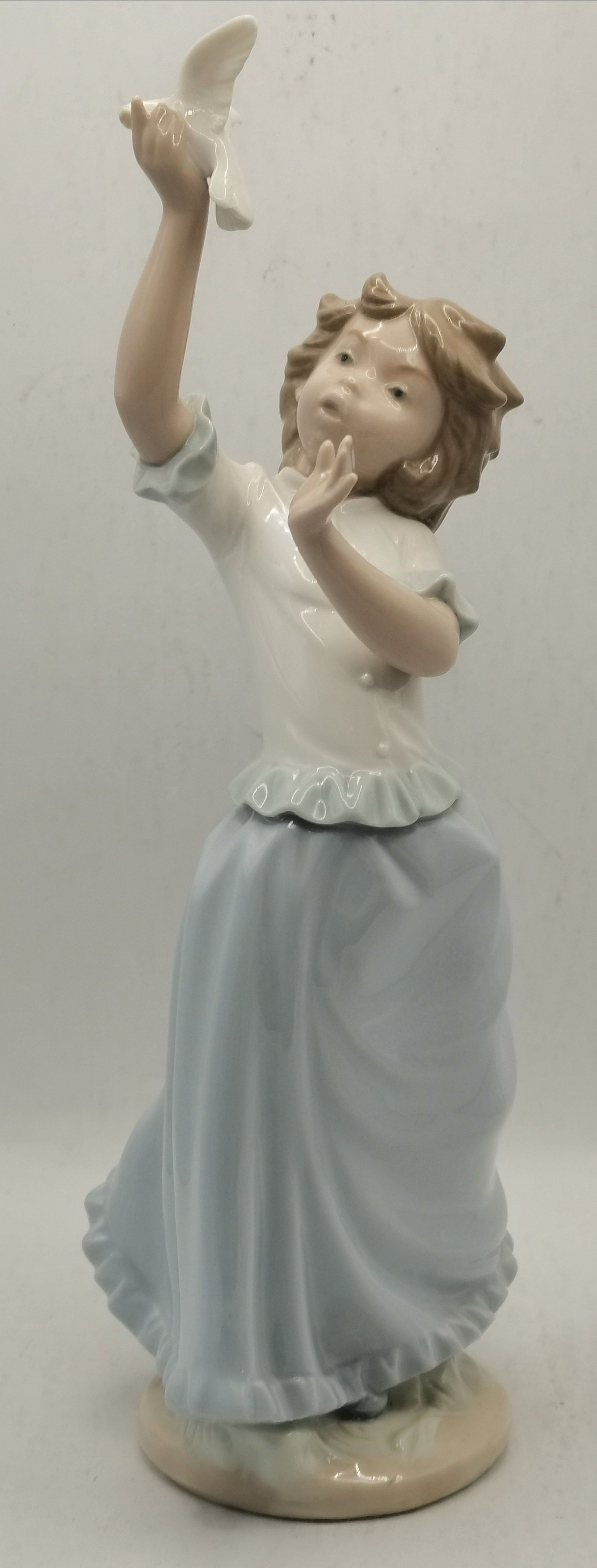 4 x Nao/ Lladro figures plus a Yardley soap dish - Image 8 of 12