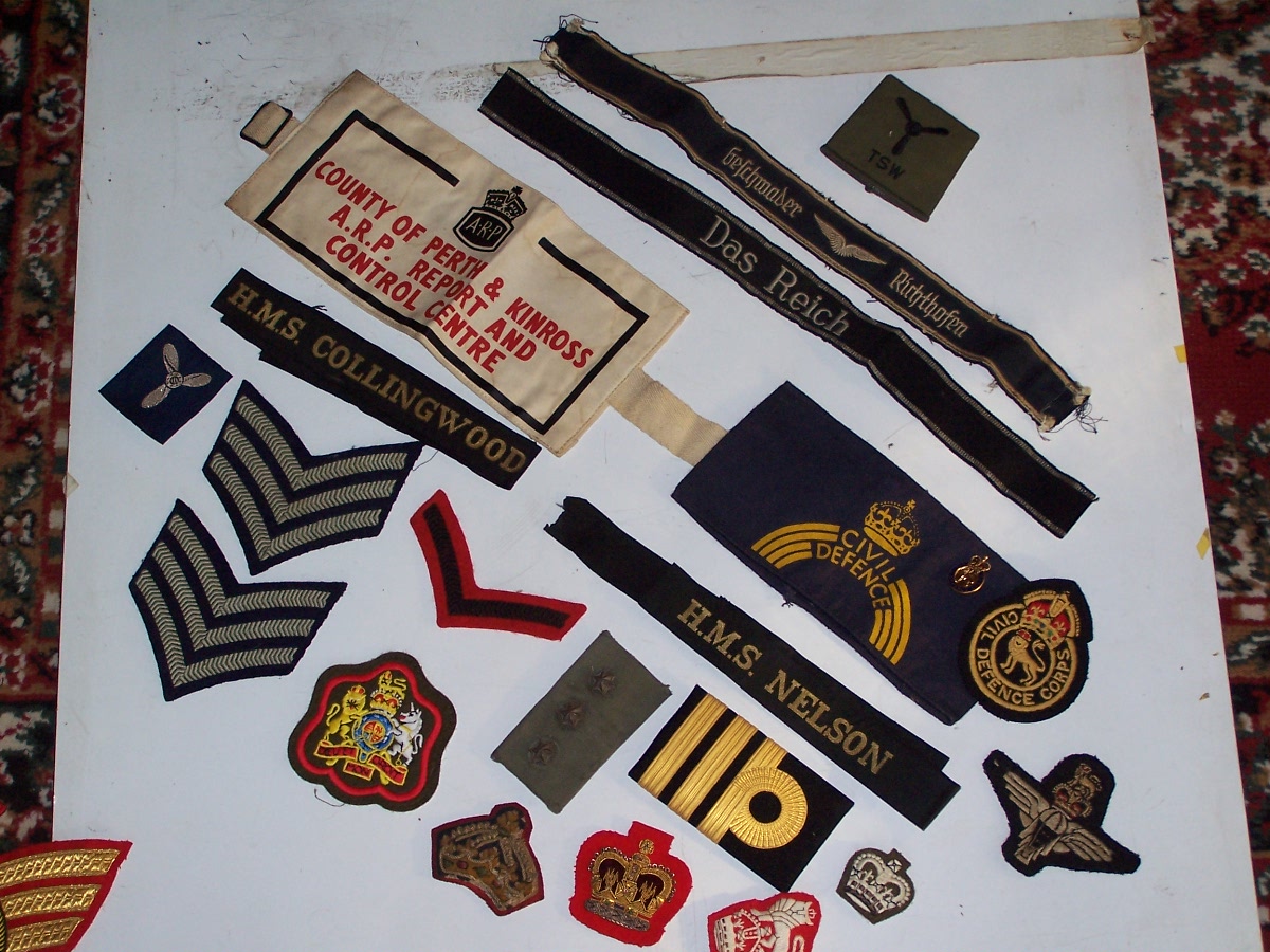 A collection of military badges and cloth insignia - Image 2 of 4