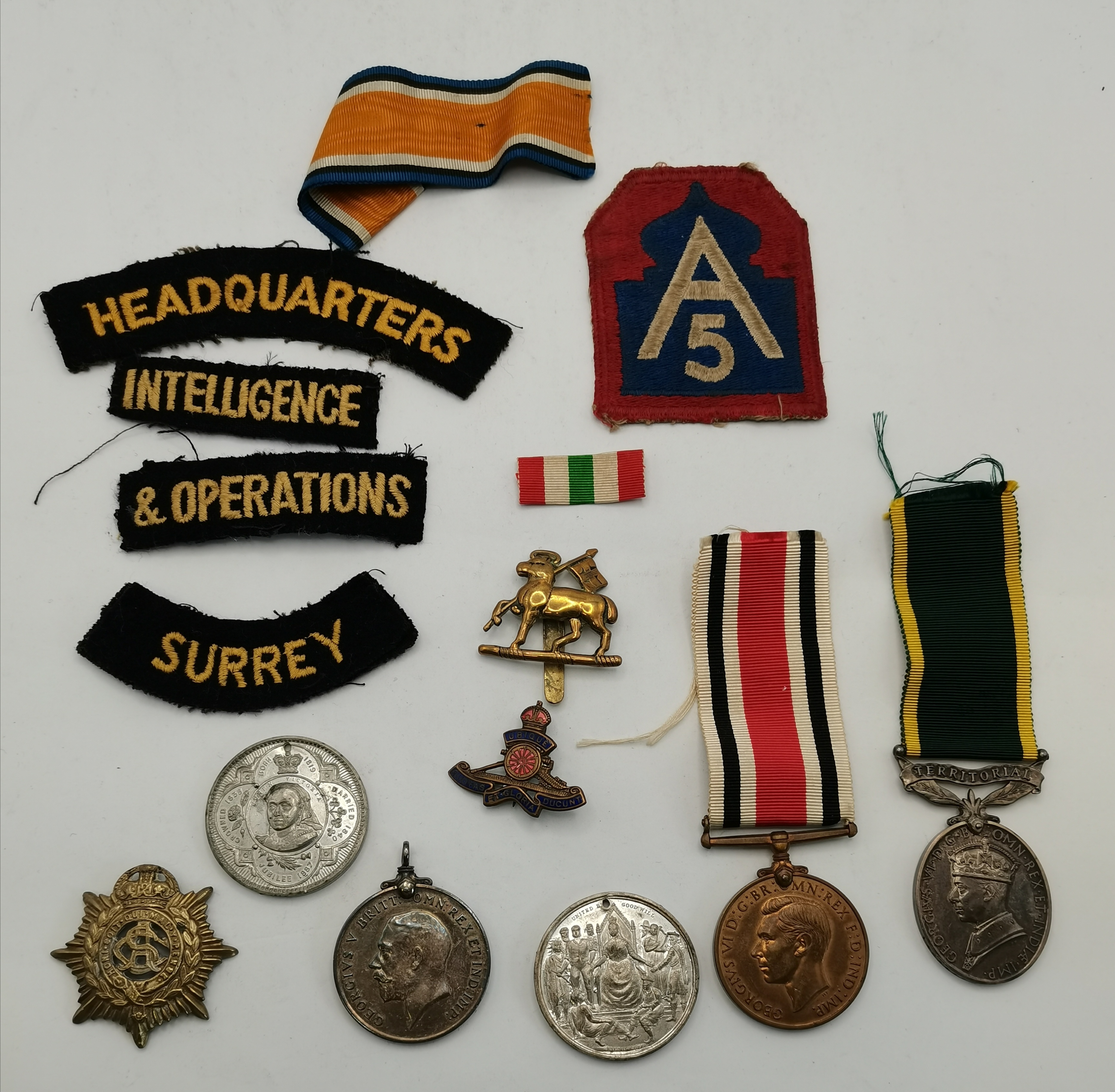 A quantity of assorted WWI and WW2 medals, embroidered insignia, etc. - Image 3 of 5