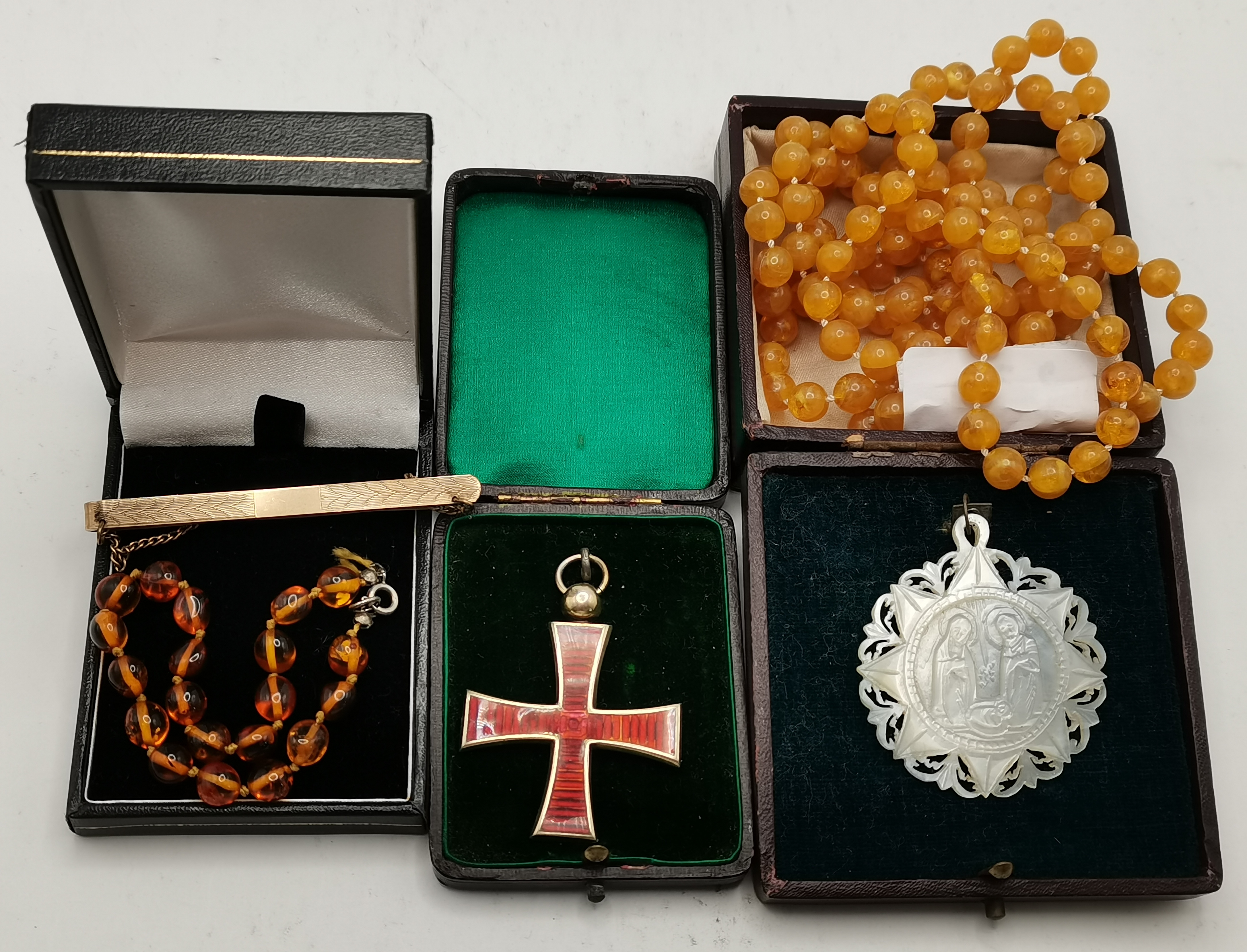 A mixed group of jewellery