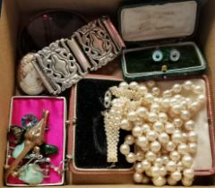 A Collection of Jewellery