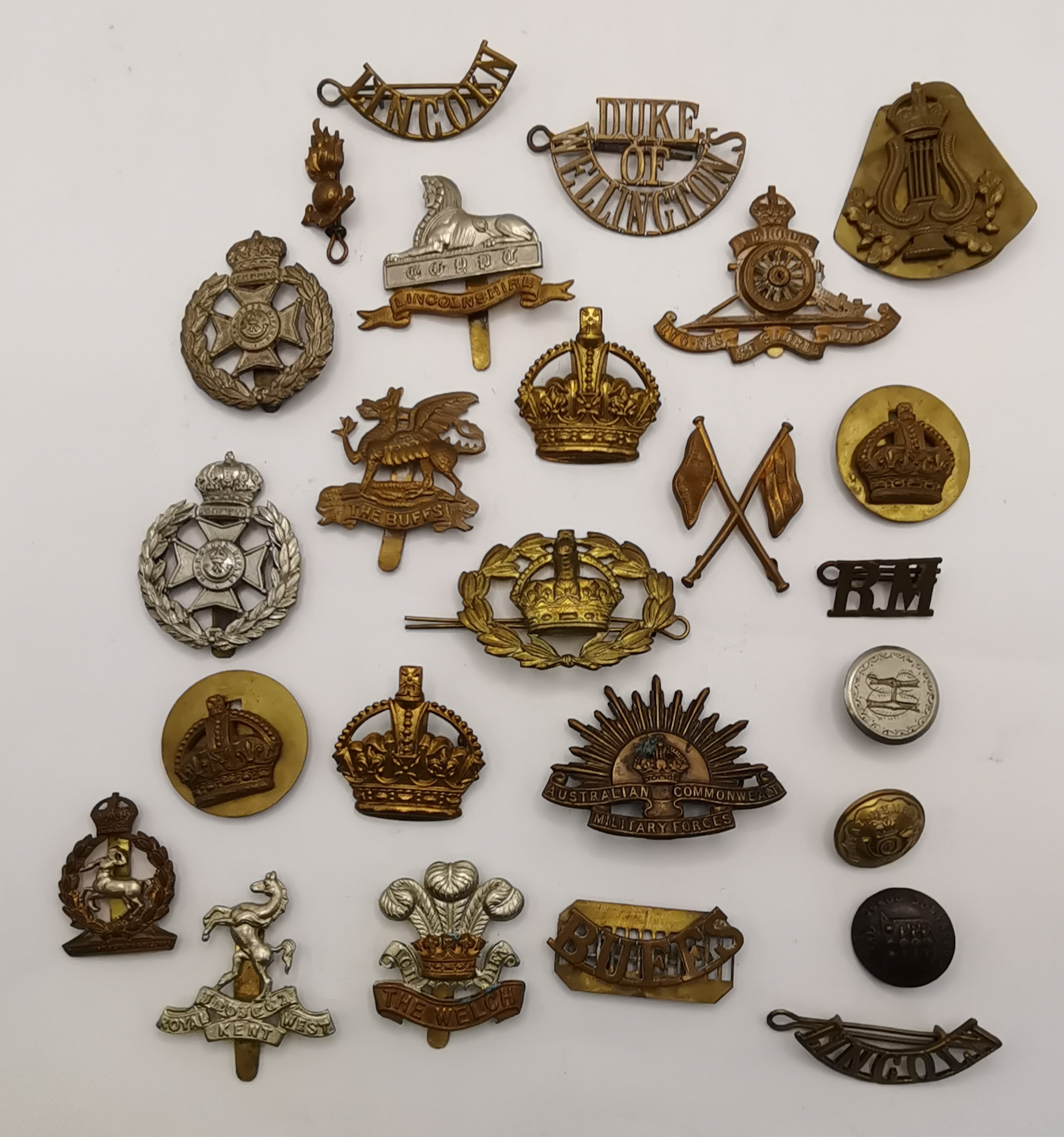 Militaria: A quantity of cap badges, shoulder titles and buttons, British and Commonwealth