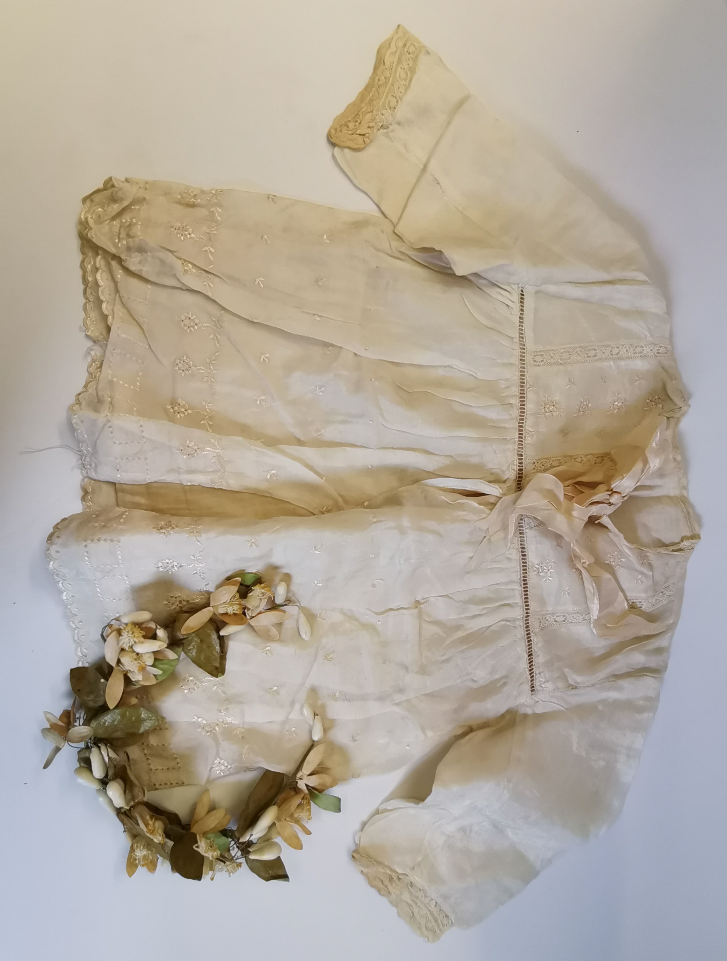 Antique silk and lace items - wedding veil, Christening robe etc - Image 5 of 8