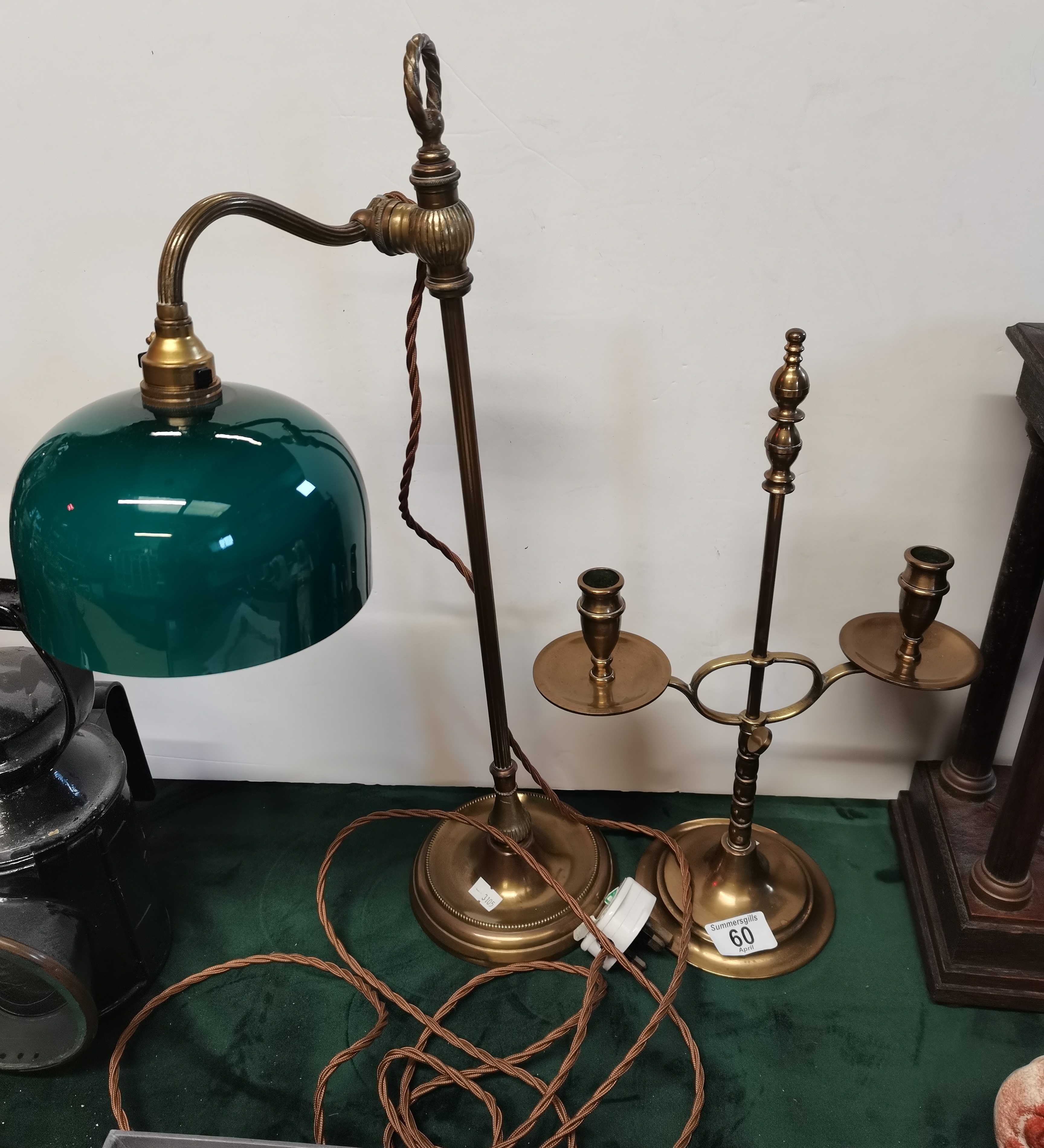 A vintage brass extending desk lamp with green shade - Bild 2 aus 3