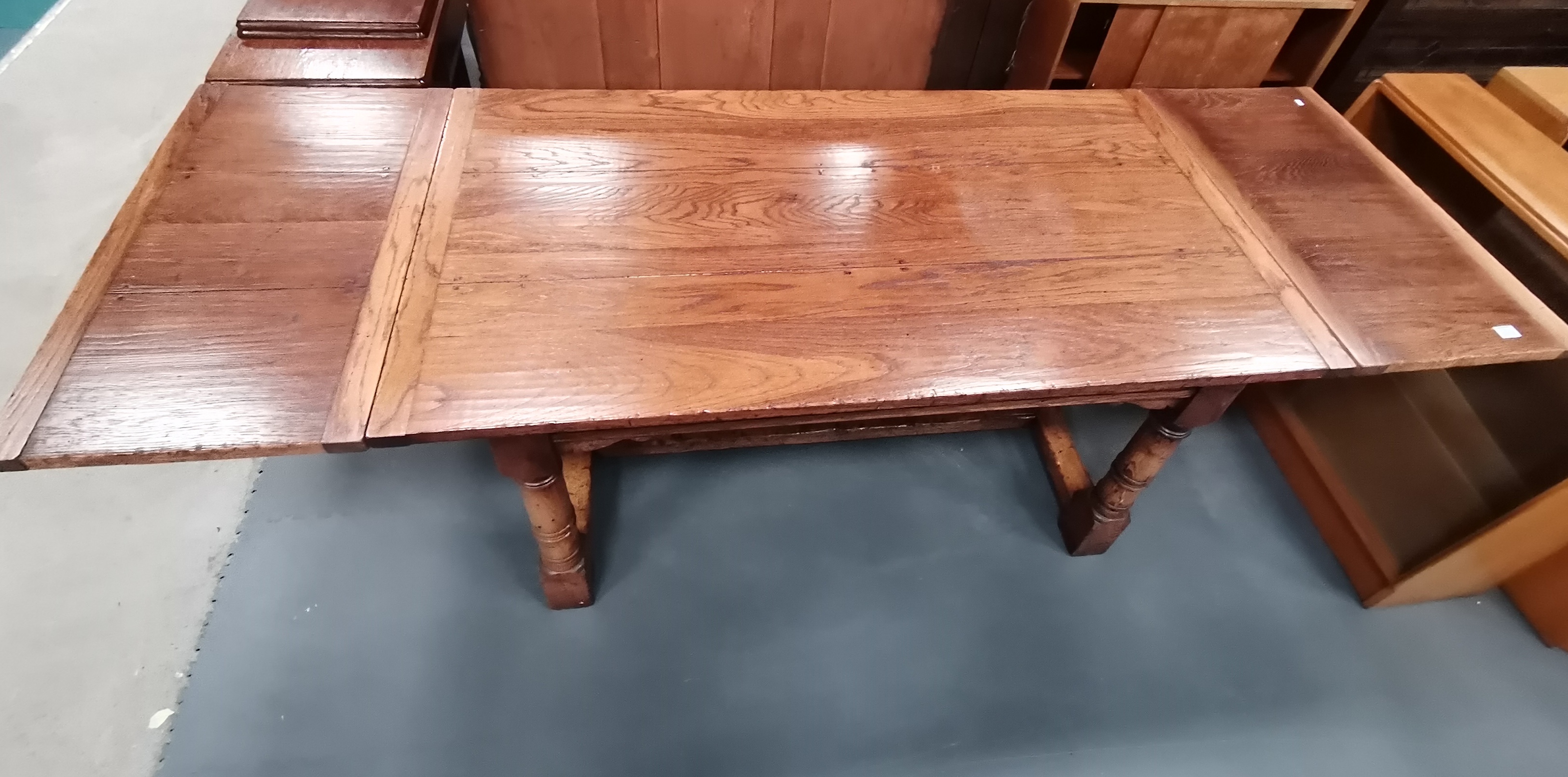 A Titchmarsh and Goodwin style oak dining table with 2 x pull out leaves - Image 2 of 2