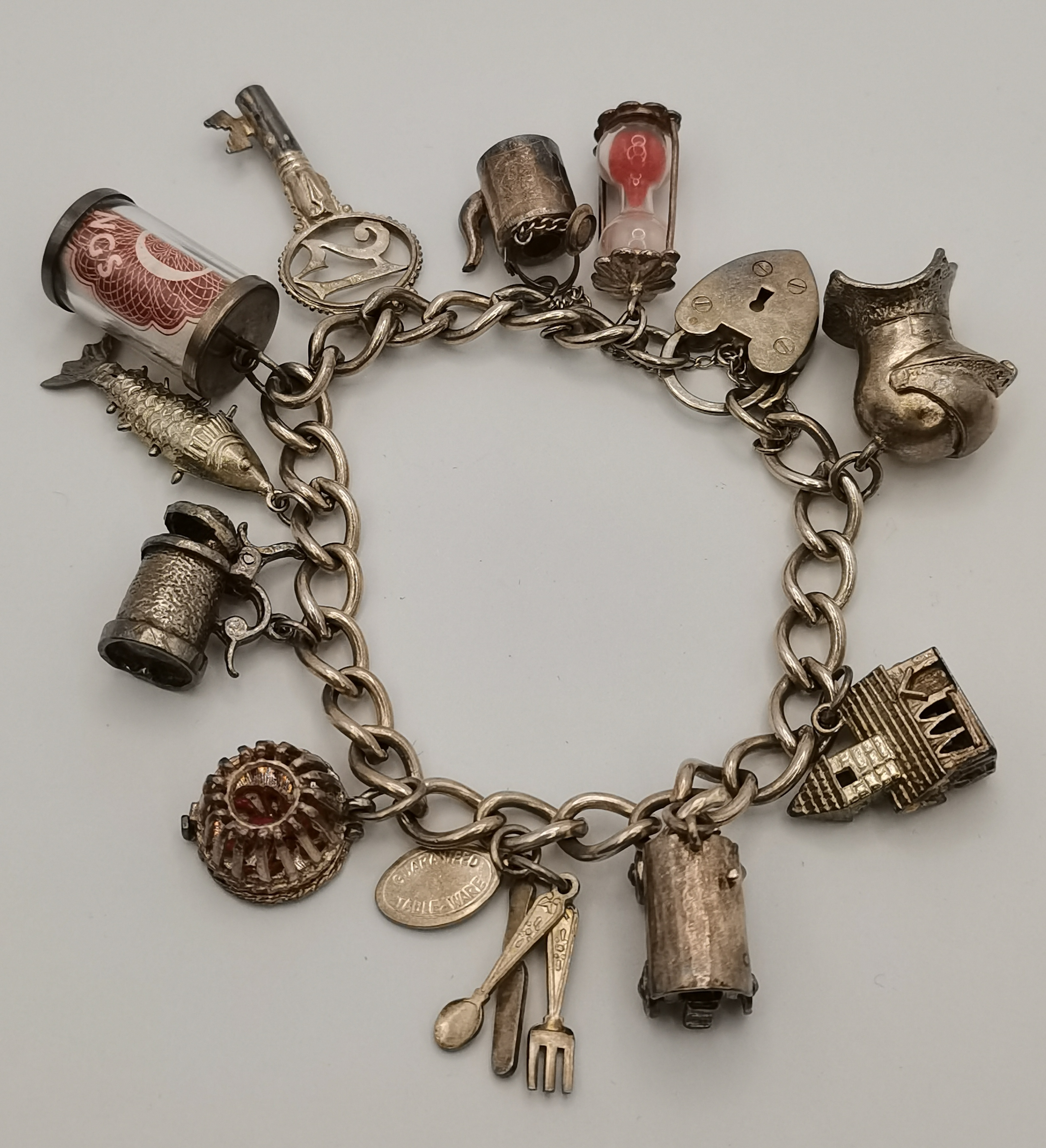 A silver charm bracelet with heart padlock clasp - Image 2 of 4