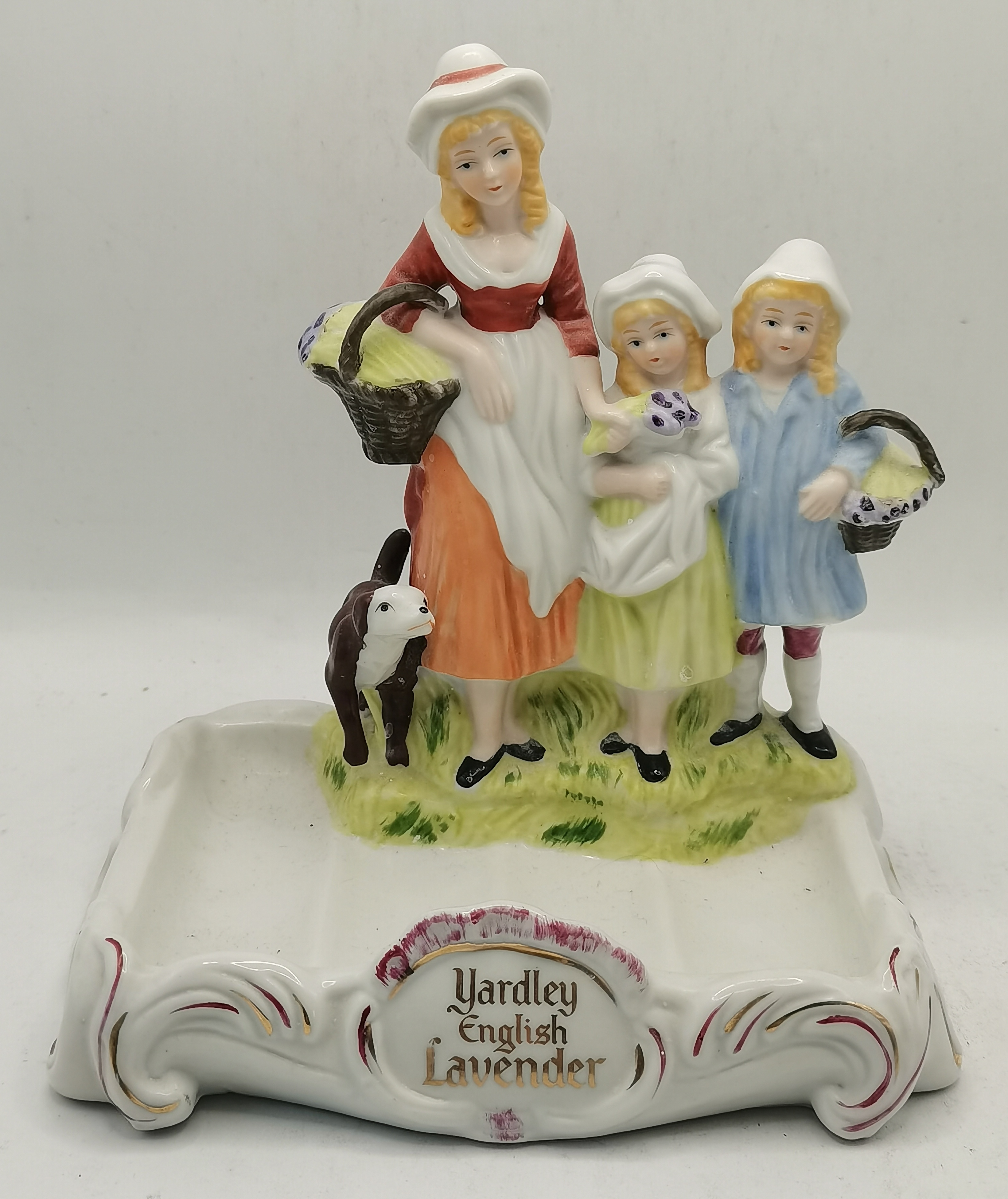 4 x Nao/ Lladro figures plus a Yardley soap dish - Image 12 of 12