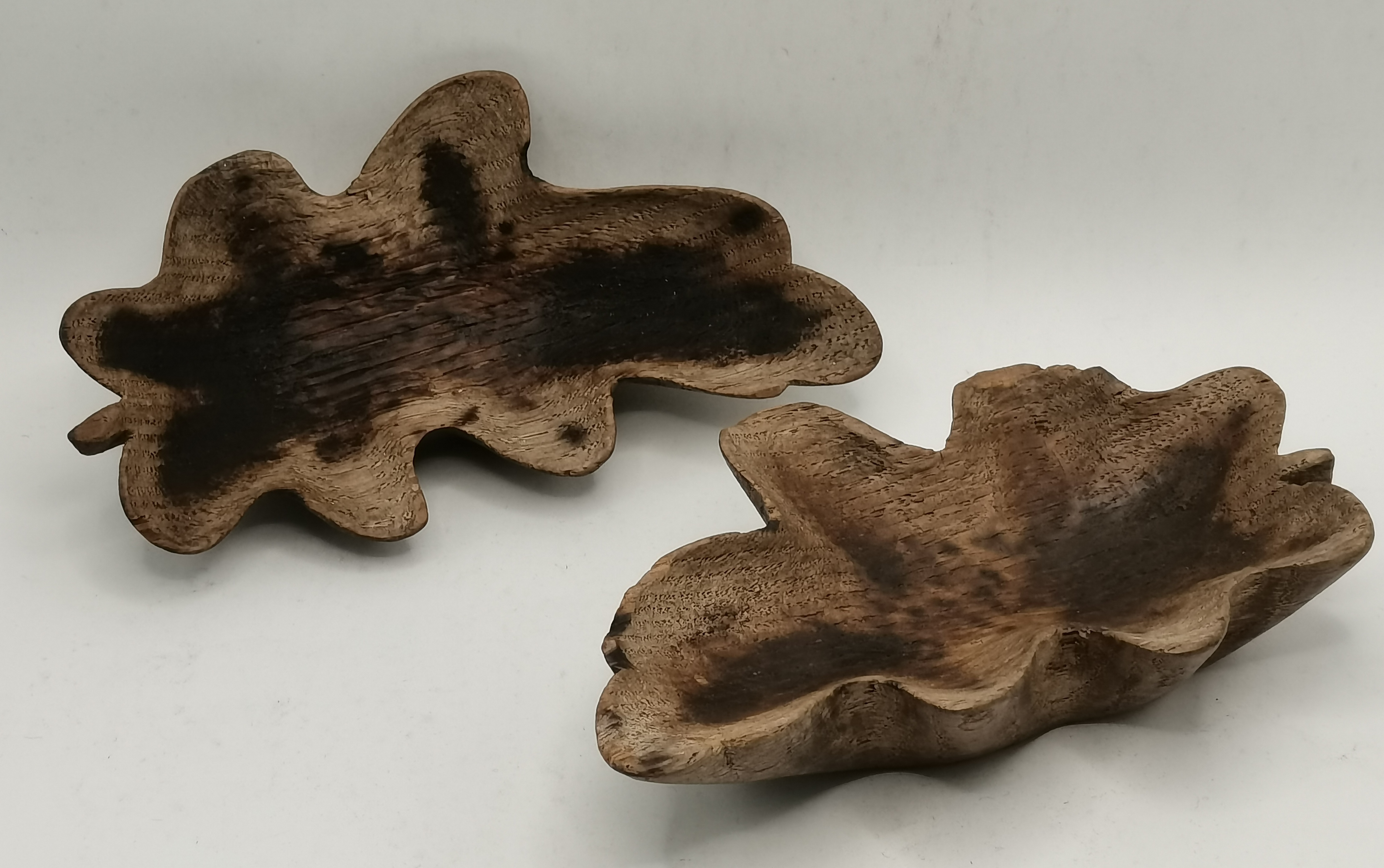 Yorkshire Oak, a pair of carved oak leaf pin dishes - Image 2 of 3