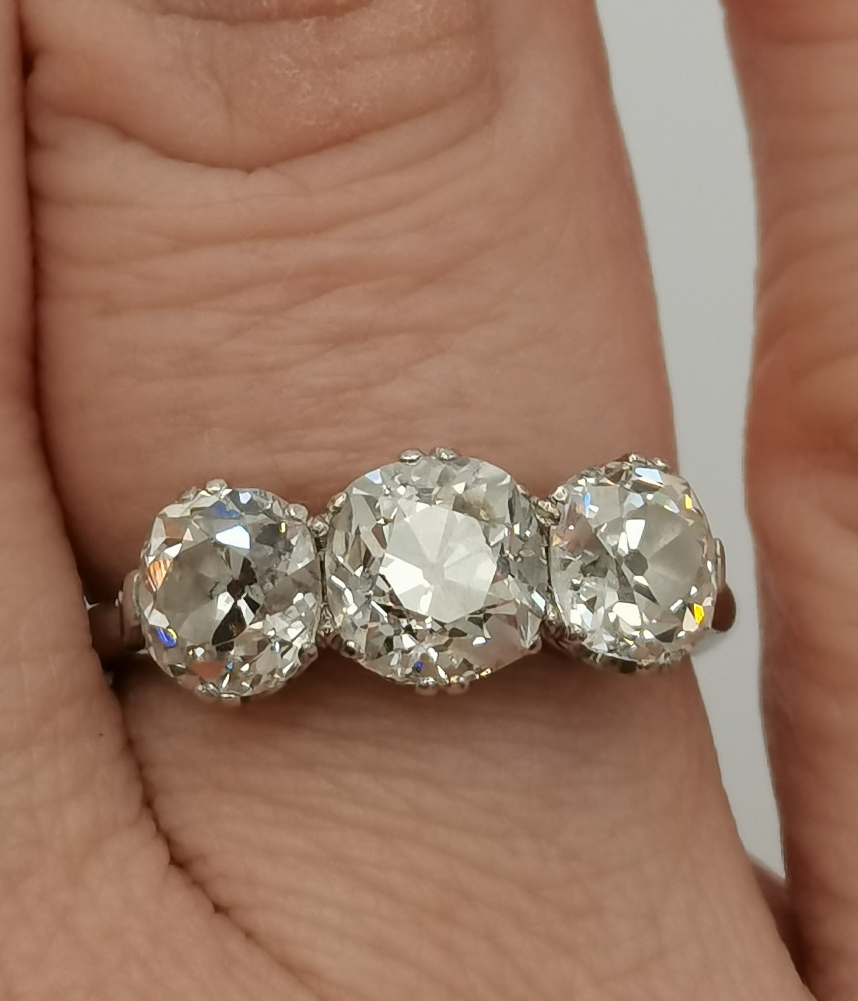 An impressive platinum three-stone diamond ring - Image 4 of 7