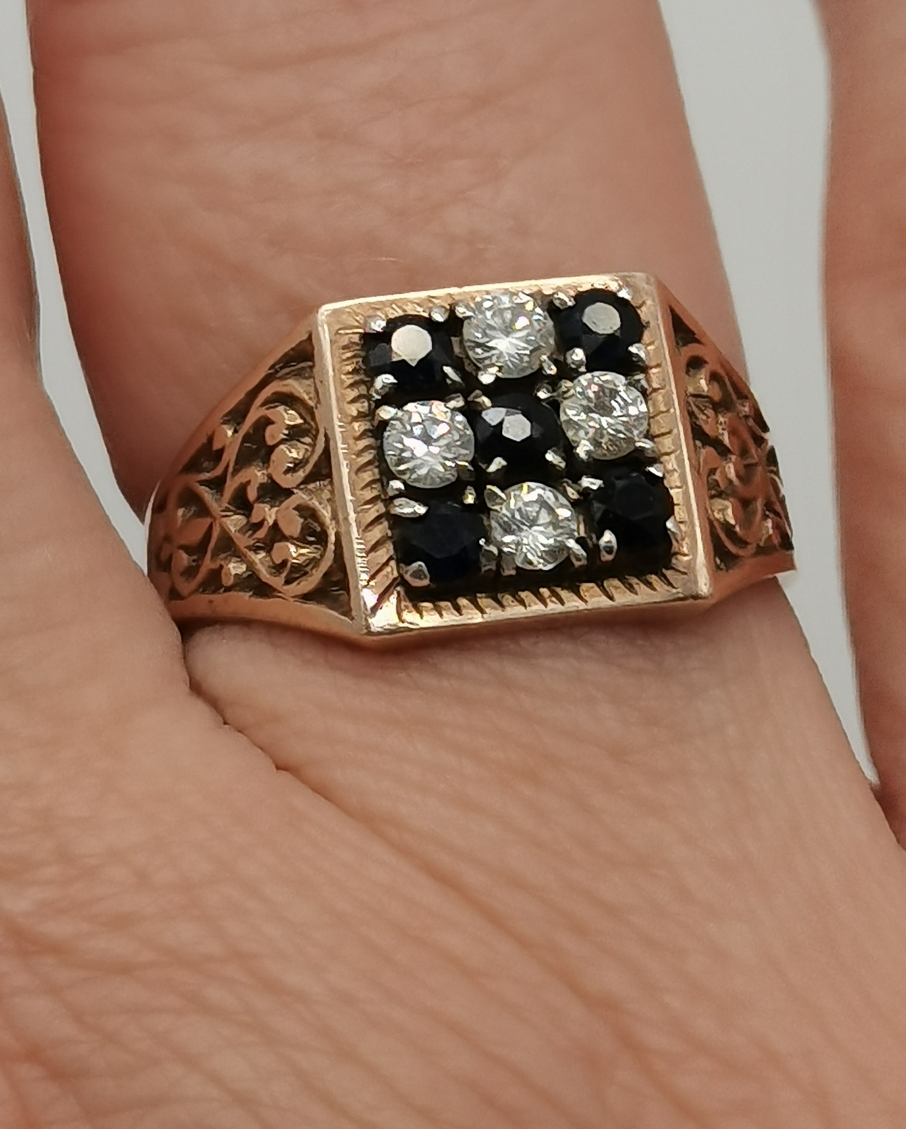 A 9 carat gold cluster ring, and another ring - Image 4 of 8