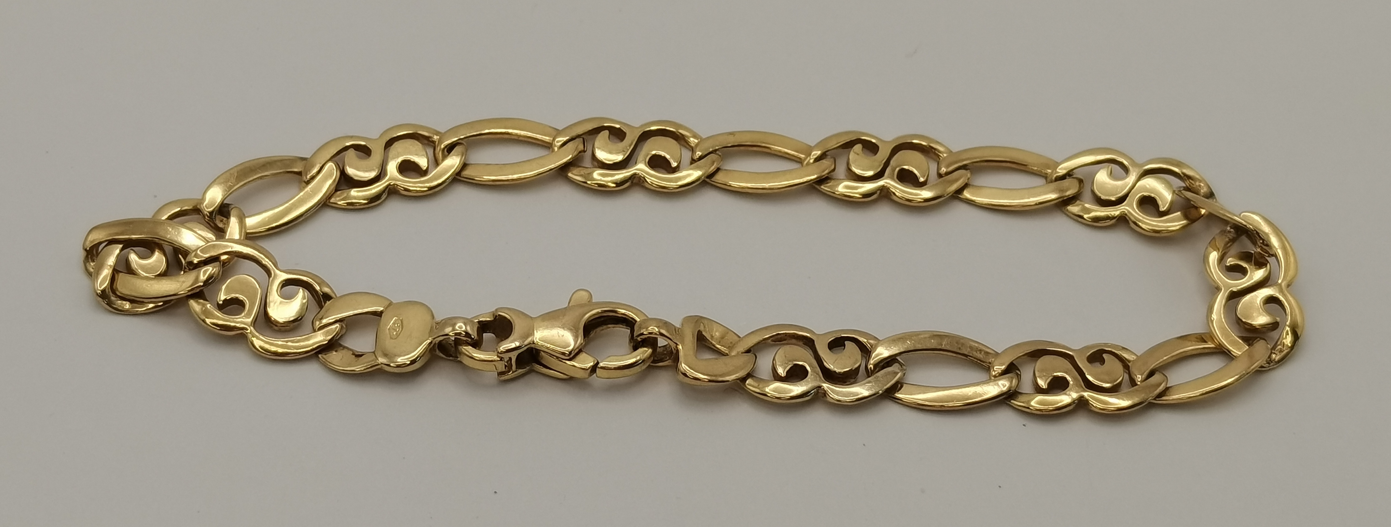 A 9 carat gold fancy link bracelet - Image 2 of 3