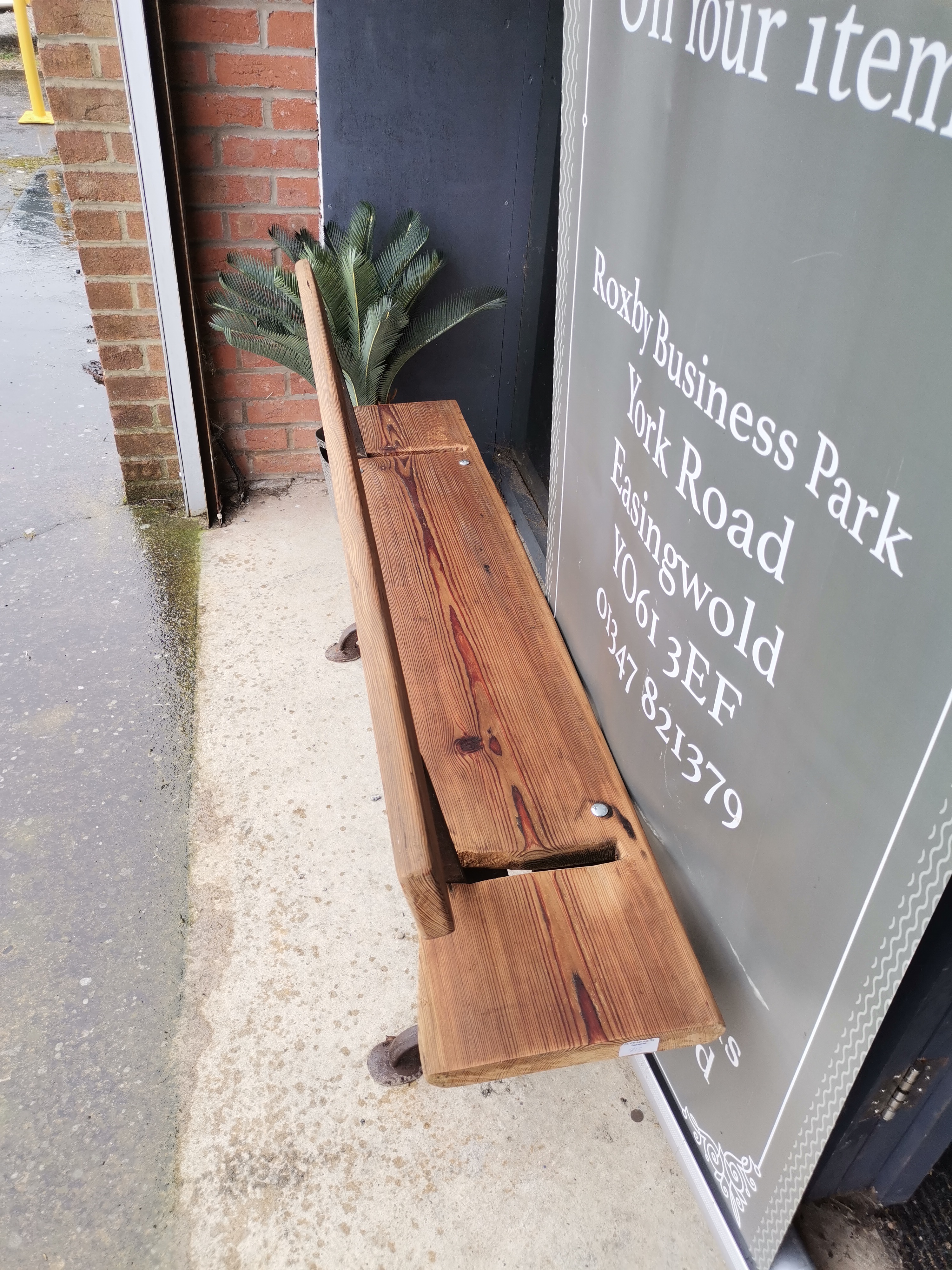 A 1.4m long Railway platform swing back bench in pine - Image 3 of 3