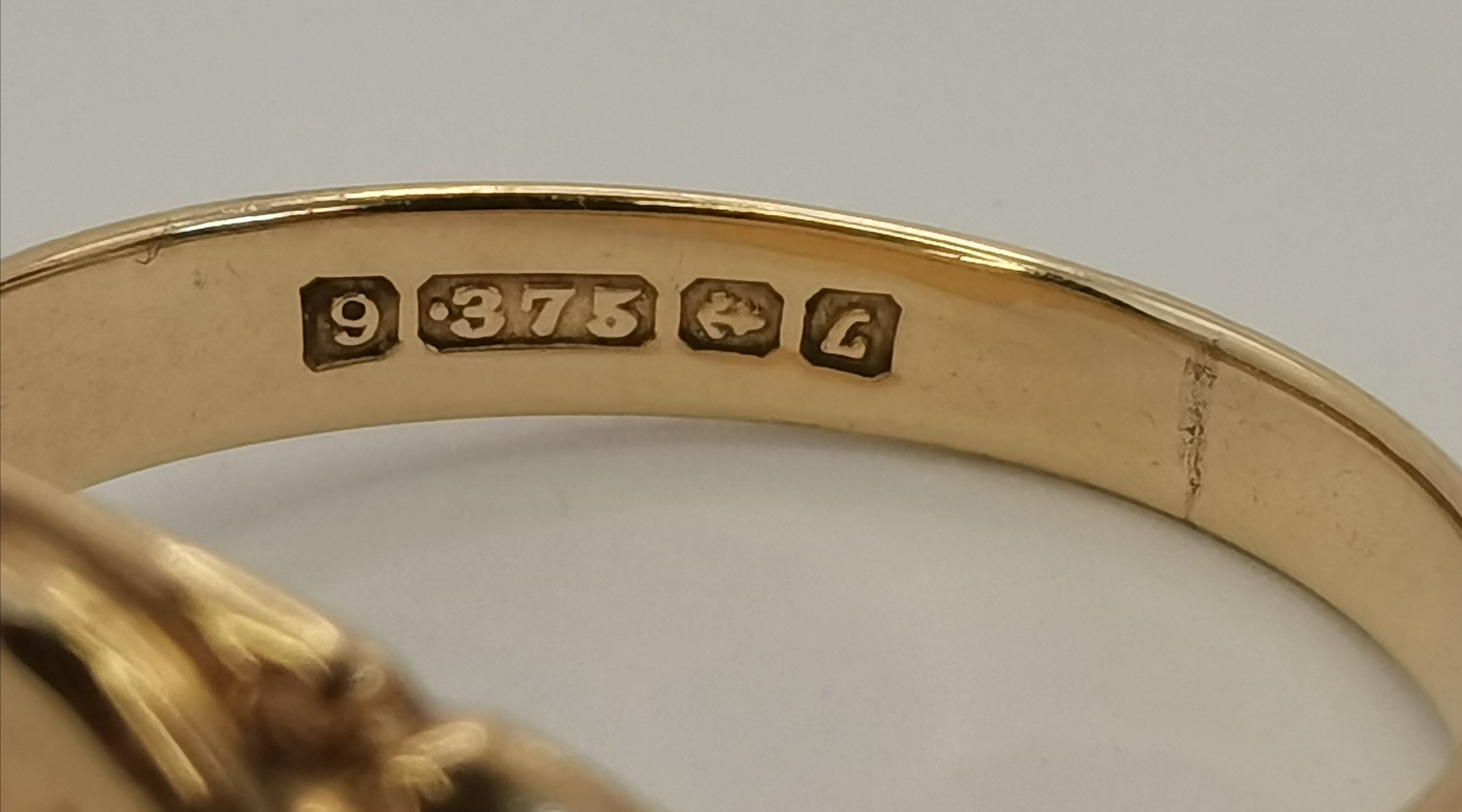 Two 9 carat gold signet rings - Image 3 of 6