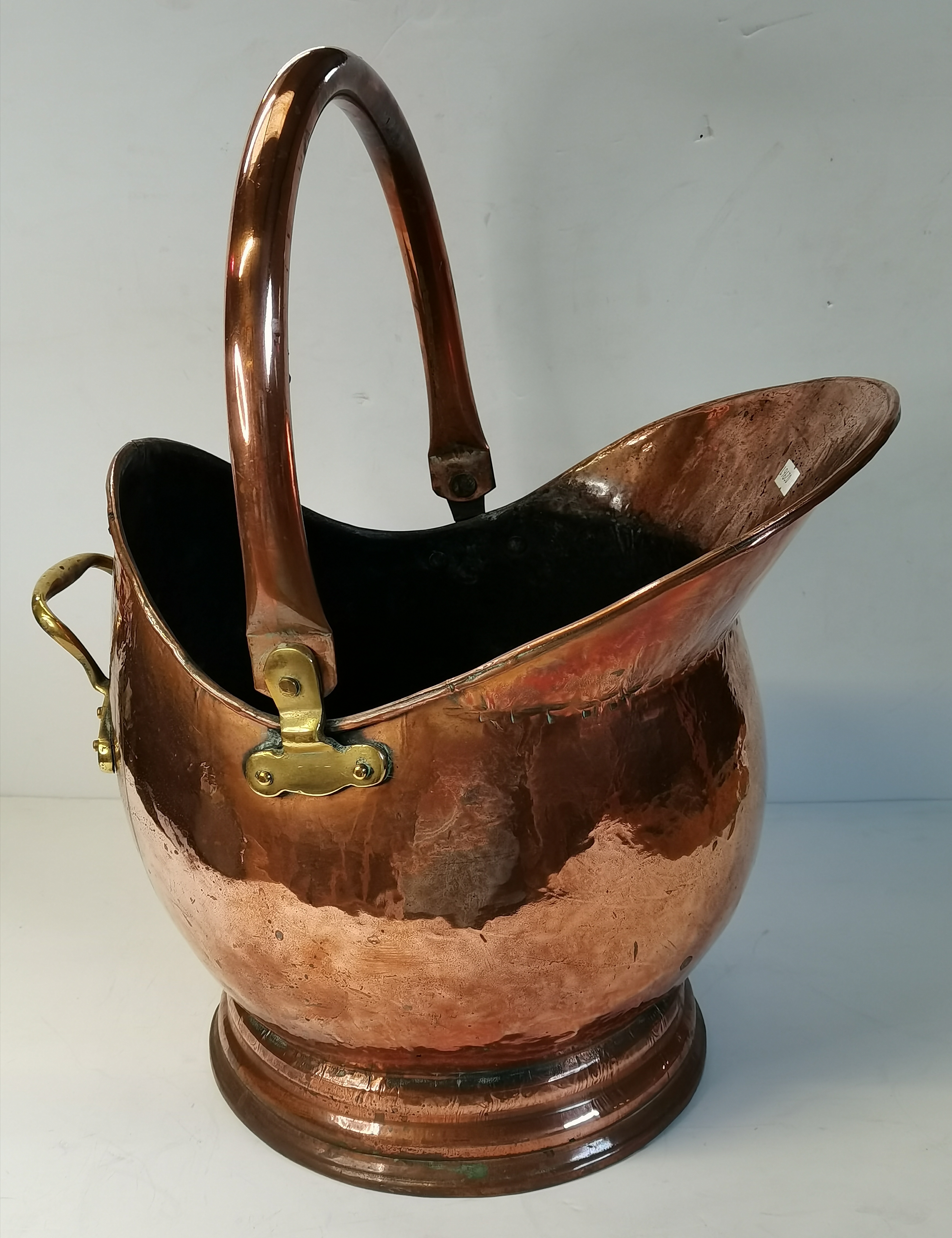 A copper coal scuttle, and a copper twin-handled jardinière - Image 2 of 5