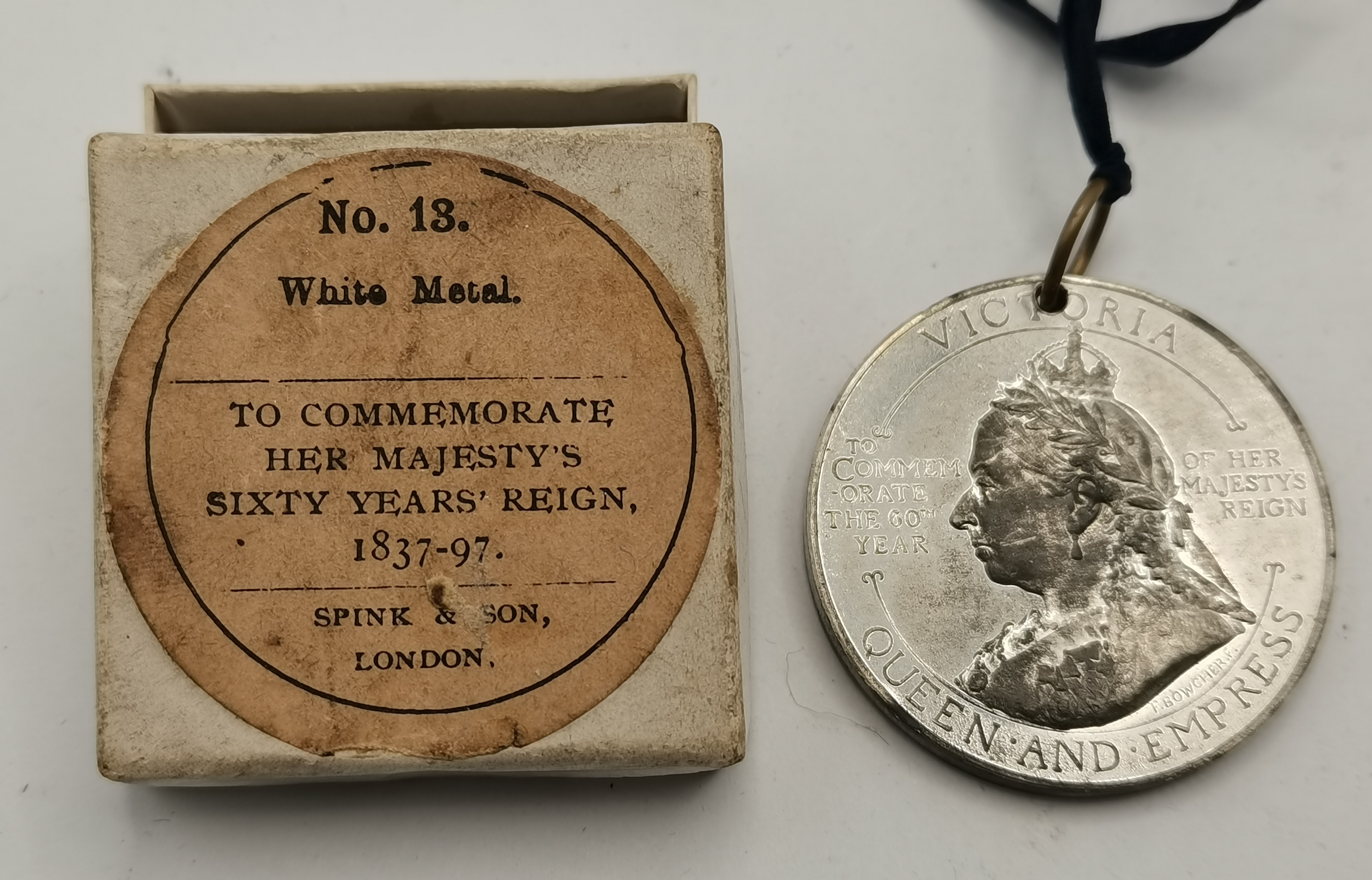 Boxed White metal commemorative Medal Victoria and x2 York Minster Comm. Medals - Image 7 of 9