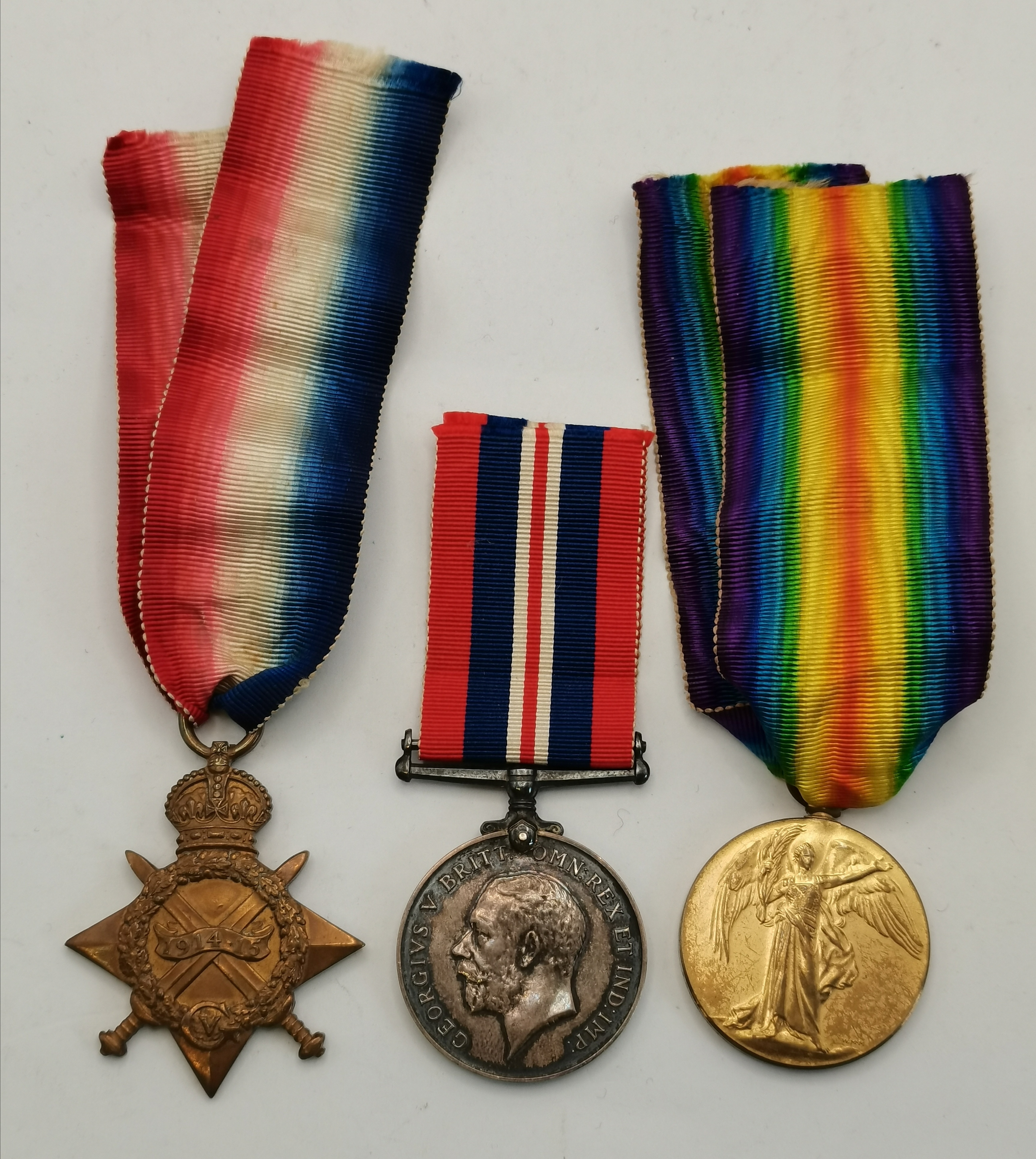 A quantity of assorted WWI and WW2 medals, embroidered insignia, etc. - Image 5 of 5