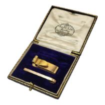 AN EARLY 20TH CENTURY 9CT GOLD GENT’S MONEY CLIP Rectangular form with hinged mount, together with a