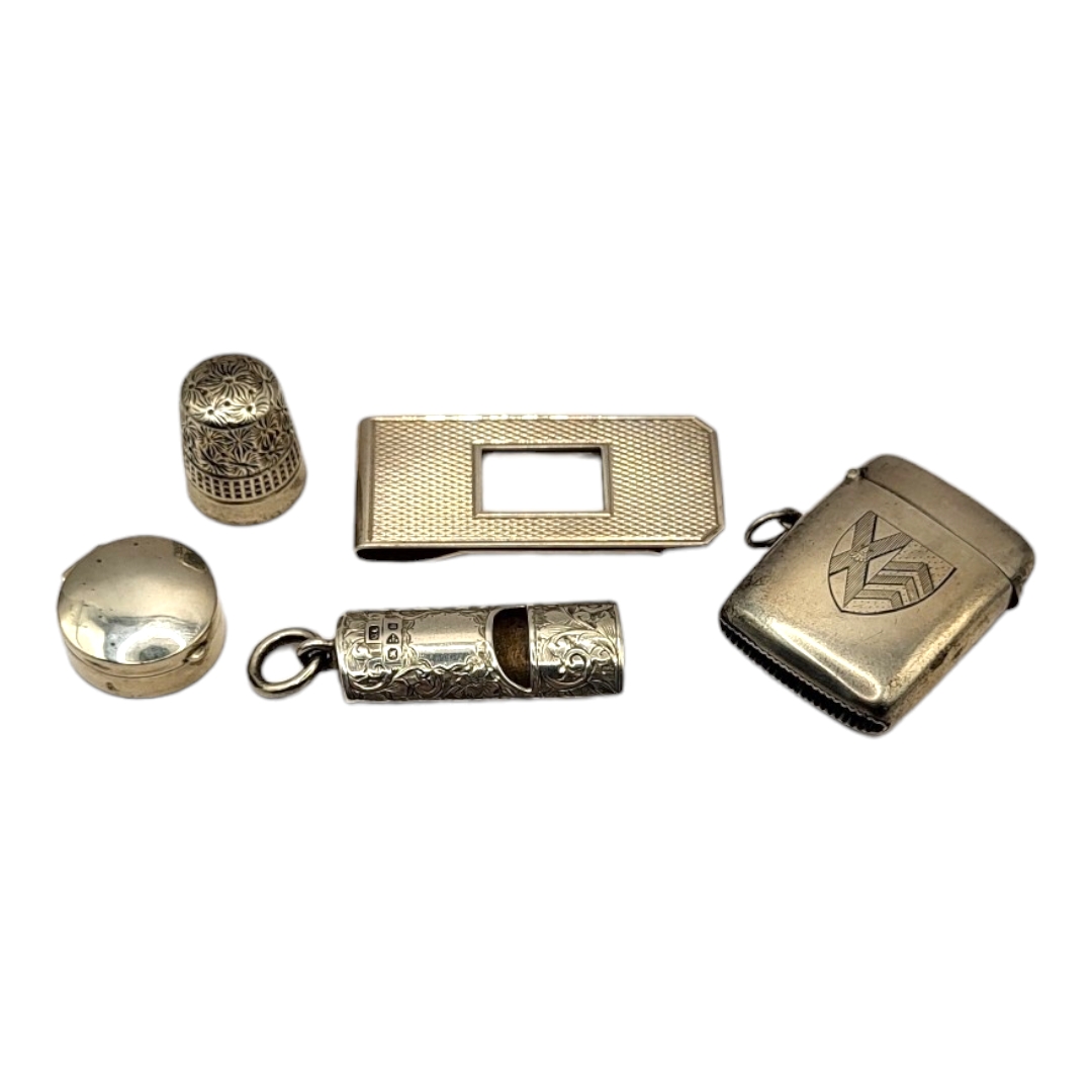 A COLLECTION OF EARLY 20TH CENTURY SILVER TRINKETS To include a money clip, vesta case with engraved
