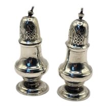 A PAIR OF EDWARDIAN SILVER PEPPERETTES Having pierced dome finials, hallmarked Sheffield, 1904. (