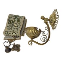 AN EDWARDIAN GILDED BRASS WALL SCONCE Cast with foliate scrolls and pierced decoration, supported by