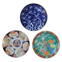 A COLLECTION OF THREE VINTAGE JAPANESE IMARI PORCELAIN CHARGER PLATES To include a blue and white