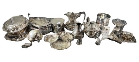 A COLLECTION VICTORIAN AND LATER SILVER PLATED ITEMS, TO INCLUDE EXAMPLES FROM MAPPIN & WEBB, WALKER