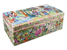 A 19TH CENTURY CHINESE CANTON FAMILLE ROSE PORCELAIN RECTANGULAR BOX Top showing figures within