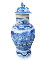 A LARGE 18TH CENTURY CHINESE QING DYNASTY BLUE AND WHITE BALUSTER VASE WITH LID, PROBABLY KANGXI