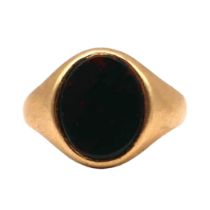 A VINTAGE 9CT GOLD AND BLOODSTONE SIGNET RING Blank oval bloodstone insert. (approx. 12mm x 10mm, UK