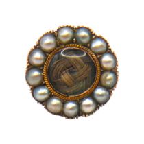 A LATE GEORGIAN/EARLY VICTORIAN 9CT GOLD AND PEARL MEMENTO MORI MOURNING RING Having central woven