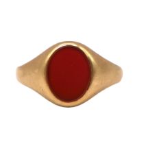 AN EDWARDIAN YELLOW METAL AND CARNELIAN SIGNET RING (YELLOW METAL TESTED AS 14CT YELLOW GOLD)