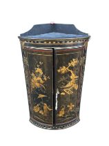 A GEORGE III JAPANNED LACQUERED CHINOISERIE DECORATED BOW FRONTED TWO DOOR WALL HANGING CORNER