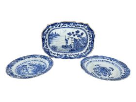 A CHINESE EXPORT BLUE AND WHITE PORCELAIN TRAY. TOGETHER WITH TWO BLUE AND WHITE EXPORT PLATES