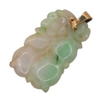 A CHINESE CARVED JADE AND YELLOW METAL PENDANT (YELLOW METAL TESTED AS 14CT YELLOW GOLD) Carving
