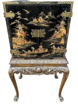 AN EARLY 20TH CENTURY GEORGE II DESIGN JAPANNED LACQUERED CHINOISERIE DECORATED CABINET ON STAND The