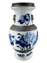 A LARGE LATE 19TH/EARLY 20TH CENTURY CHINESE EXPORT QING DYNASTY PORCELAIN VASE FROM THE NANKIN