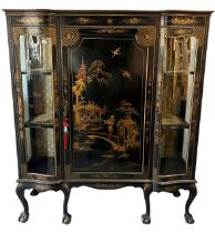 A LATE 19TH/EARLY 20TH CENTURY JAPANNED LACQUERED CHINOISERIE DECORATED CABINET The central panel