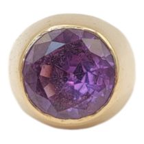 A VINTAGE 14CT GOLD AND AMETHYST GENTS SIGNET RING Round cut faceted amethyst in plain 14ct gold