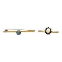 AN EARLY 20TH CENTURY YELLOW METAL AND AQUAMARINE BROOCH The single round cut stone in plain