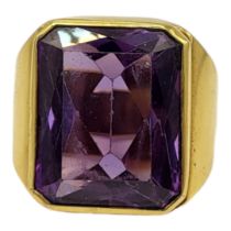 A LARGE VINTAGE CONTINENTAL YELLOW METAL AND AMETHYST GENTS SIGNET RING Rectangular faceted cut