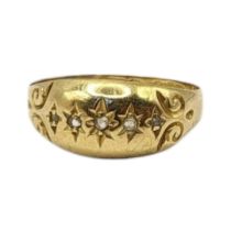 AN EARLY 20TH CENTURY 18CT GOLD AND DIAMOND FIVE STONE RING Having a row of round cut diamonds in