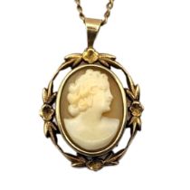 AN EARLY 20TH CENTURY YELLOW METAL AND SHELL CAMEO PENDANT NECKLACE Having an oval portrait cameo