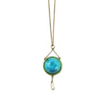 AN EARLY 20TH CENTURY 15CT GOLD, GUILLOCHÈ ENAMEL AND MOTHER OF PEARL PENDANT Circular form with