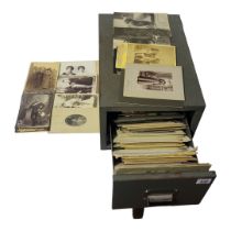 A SINGLE TABLETOP DRAWER WITH A COLLECTION OF APPROX 150 EARLY 20TH CENTURY FAMILY PORTRAITS,
