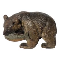 AN EARLY 20TH CENTURY BLACK FOREST REGION WOOD CARVING OF THURINGIAN Wild forest bear holding a