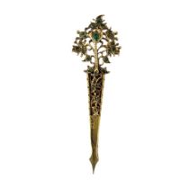 A 20TH CENTURY SRILANKEN YELLOW METAL AND EMERALD KONDAKOVA (HAIR PIN) BROOCH (YELLOW METAL TESTS AS