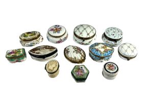 A COLLECTION OF TWELVE 19TH CENTURY (POSSIBLY EARLIER) PORCELAIN TRINKET/PATCH BOXES To include