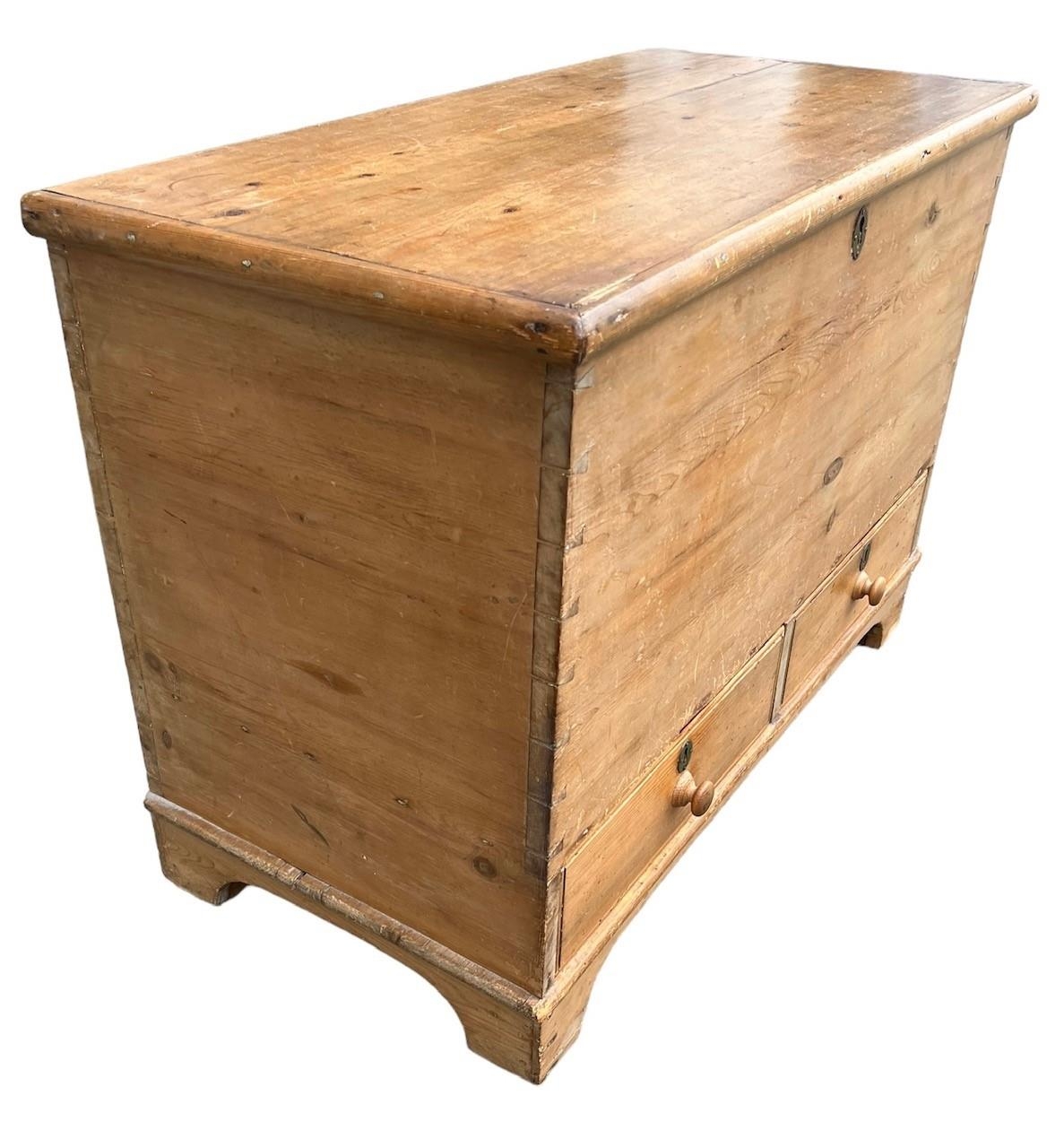 A 19TH CENTURY STRIP AND WAXED PINE MULE CHESTWith hinged lid above two drawers, raised on bracket - Image 3 of 3