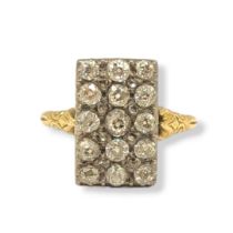 AN EDWARDIAN 18CT GOLD AND DIAMOND PAVÉ SET RING Rectangular shaped front with fifteen old